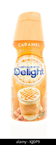 Winneconne, WI - 23 November 2017: Eine Flasche International Delight Kaffeesahne in Karamell Macchito Geschmack auf einem isolierten Hintergrund.` Stockfoto